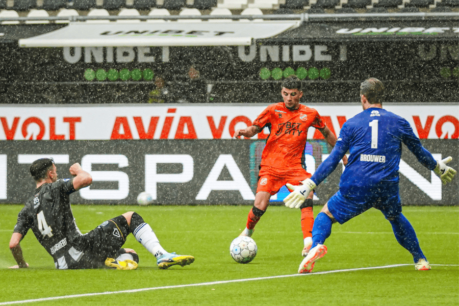 昨天葡国民与波尔图比赛腰斩